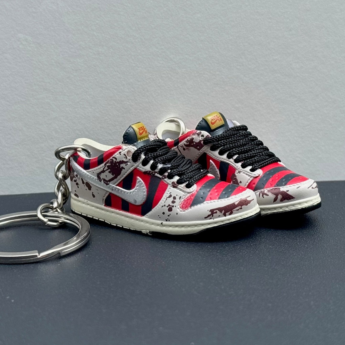 Mini 3D Sneaker Keyring - Dunk "Freddy Kruger"